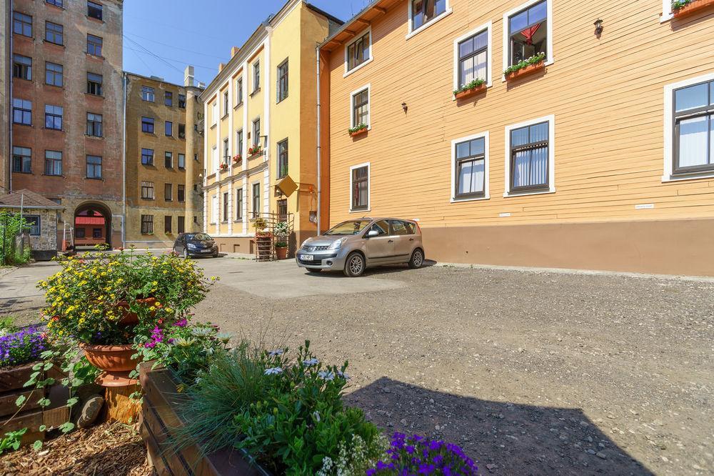 Knights Court Hotel Riga Exterior photo